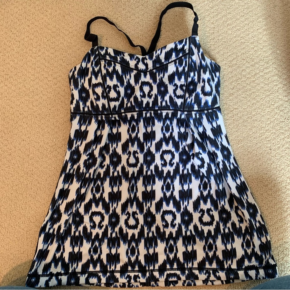 Lululemon Athletica Tank Top Big Lululemon logo print size 6 Paded